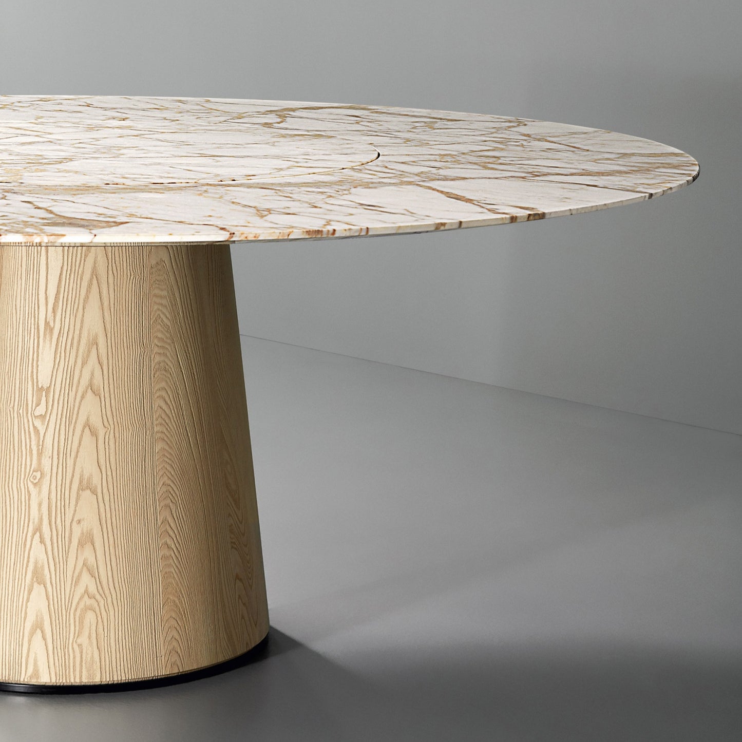 Materic Ovale Dining Table